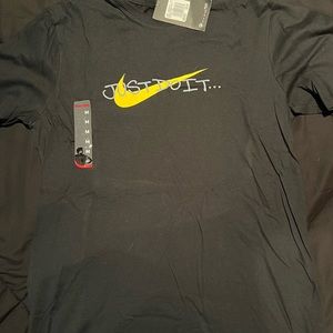 Nike “Frequency” Tee size M NWT
